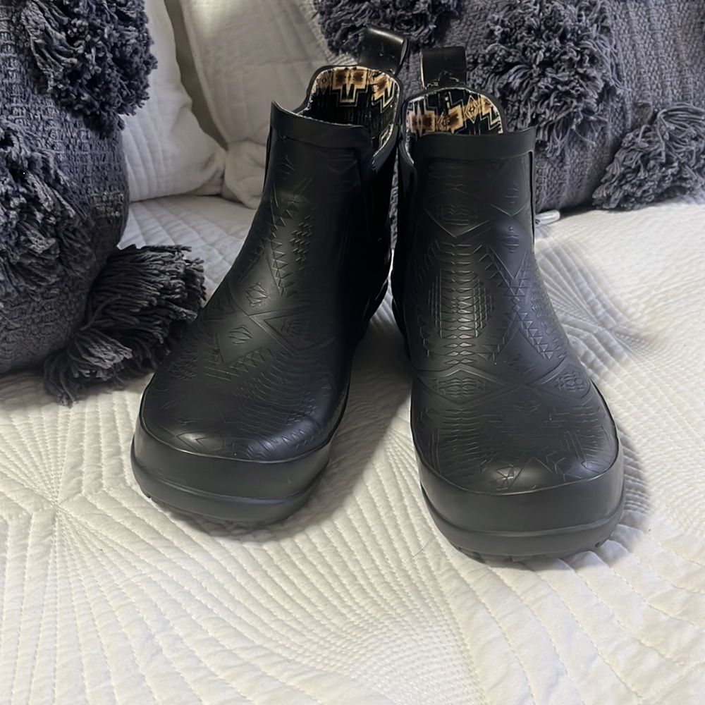 Pendleton Embossed Chelsea Rain Boots (Size 7) - Picture 13 of 16
